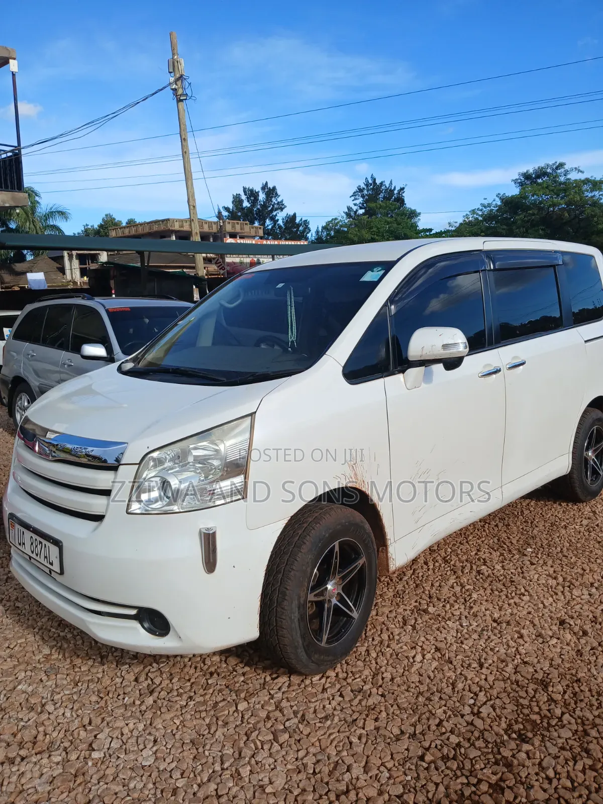 Toyota Noah 2.0 158hp AWD (8 Seater) 2010 White