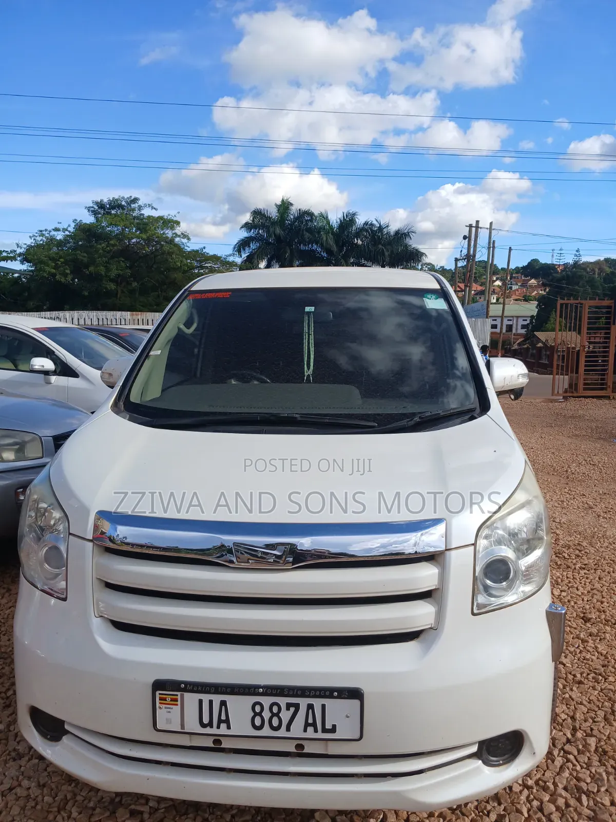Toyota Noah 2.0 158hp AWD (8 Seater) 2010 White