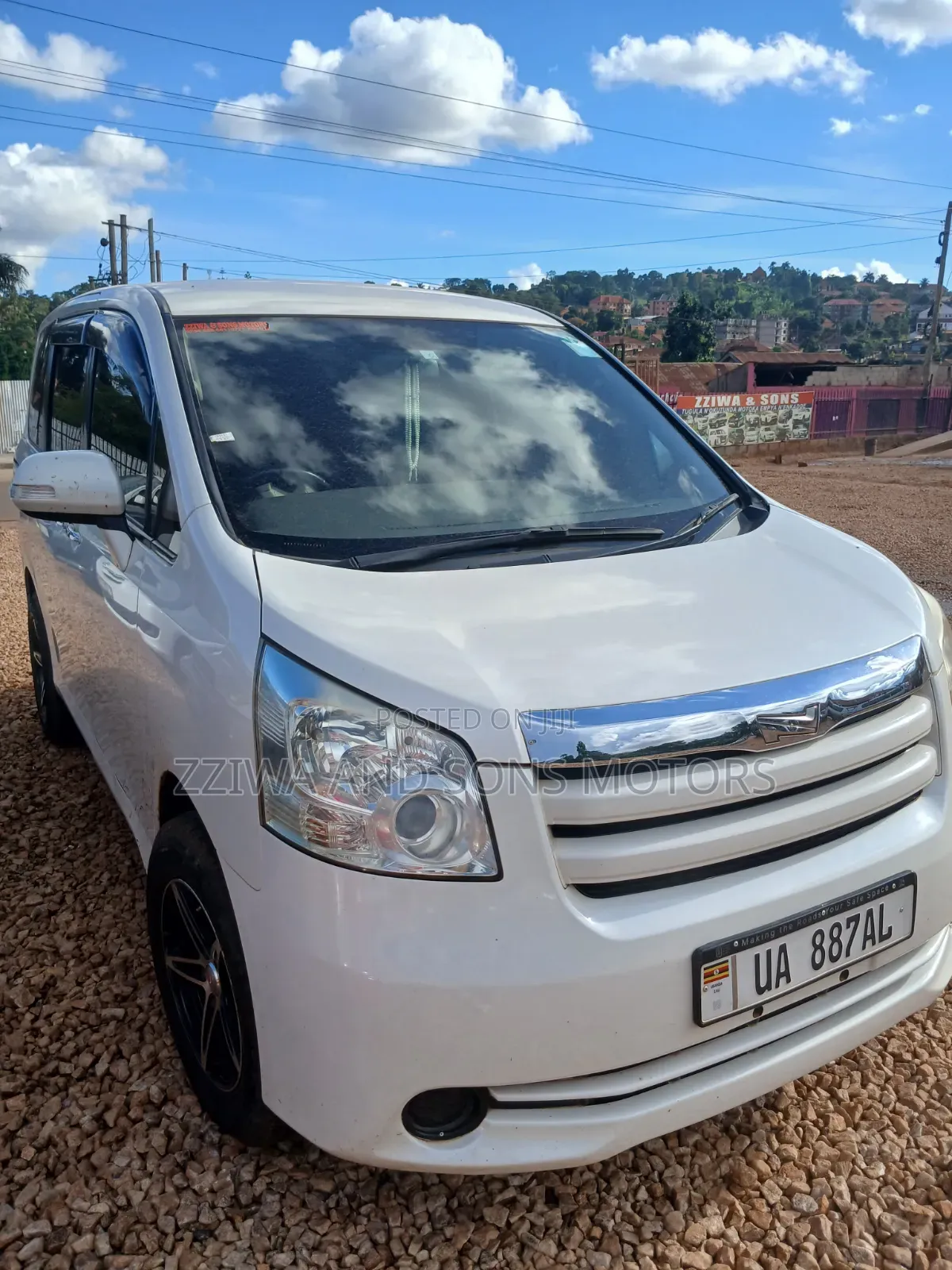 Toyota Noah 2.0 158hp AWD (8 Seater) 2010 White