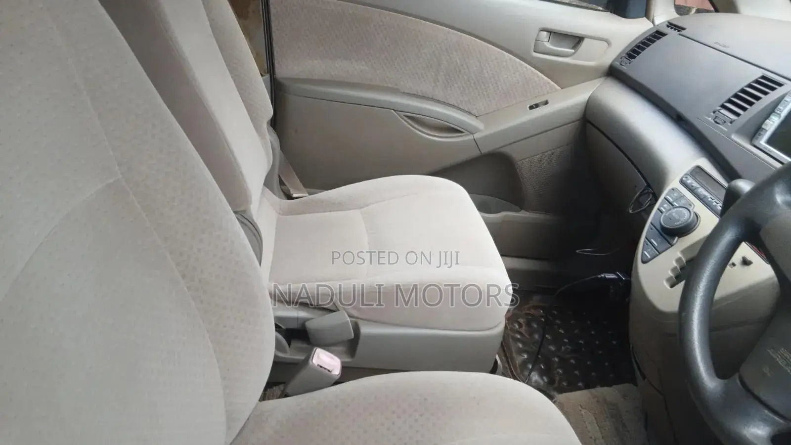 Toyota ISIS 2009 Silver