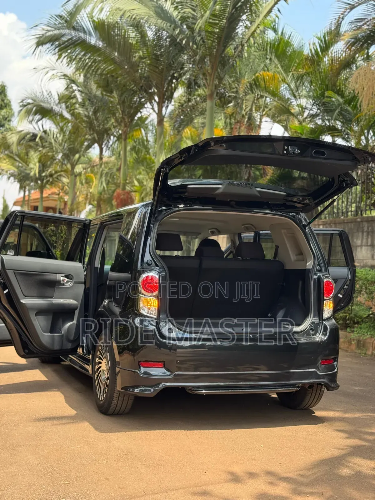 Toyota Corolla Rumion Hatchback 1.8 AWD 2012 Black