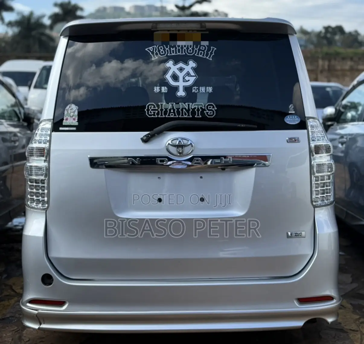 Toyota Noah 2.0 143hp AWD (8 Seater) 2013 Silver