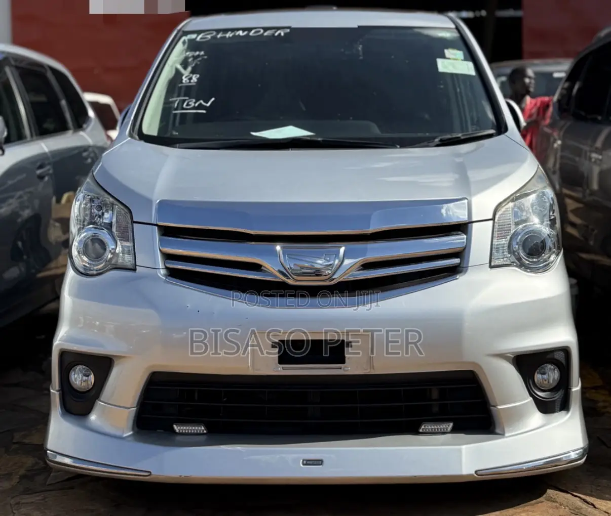 Toyota Noah 2.0 143hp AWD (8 Seater) 2013 Silver