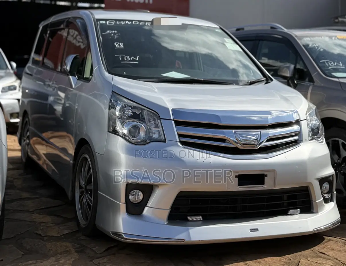 Toyota Noah 2.0 143hp AWD (8 Seater) 2013 Silver