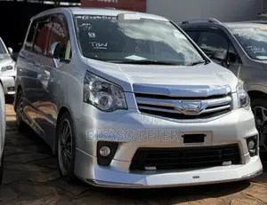 Toyota Noah 2.0 143hp AWD (8 Seater) 2013 Silver