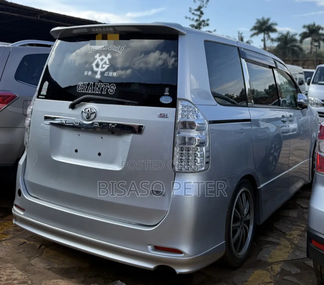 Toyota Noah 2.0 143hp AWD (8 Seater) 2013 Silver