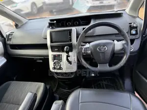 Toyota Noah 2.0 143hp AWD (8 Seater) 2013 Silver