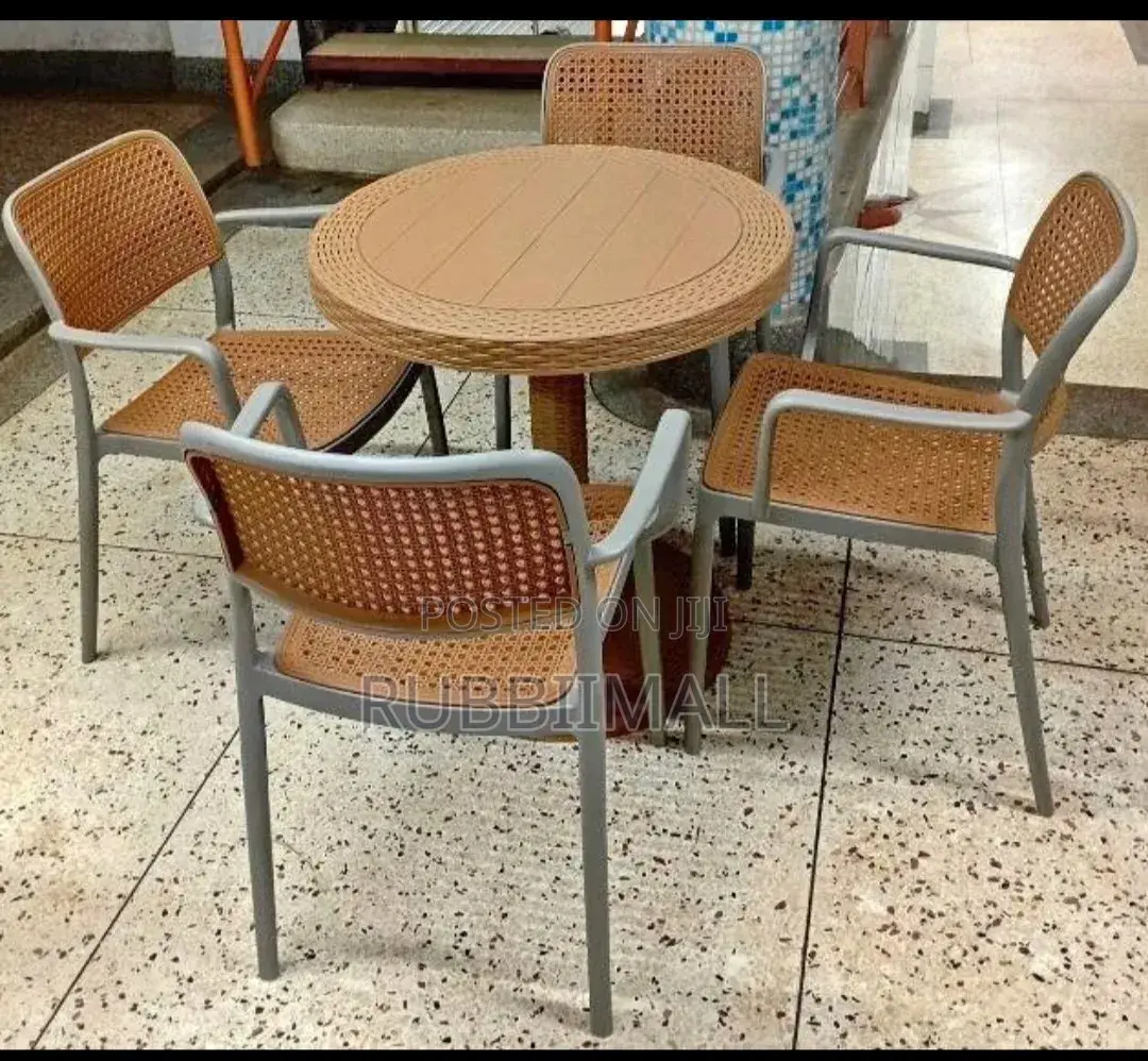 One Legged Round Table + Vip Chairs