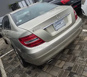 Mercedes-Benz C200 2012 Gold