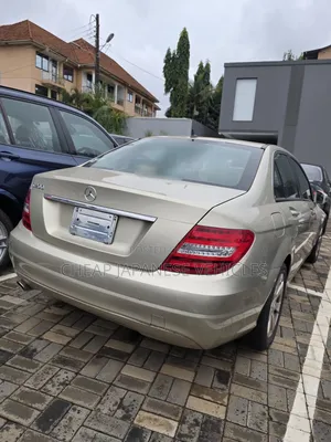 Mercedes-Benz C200 2012 Gold