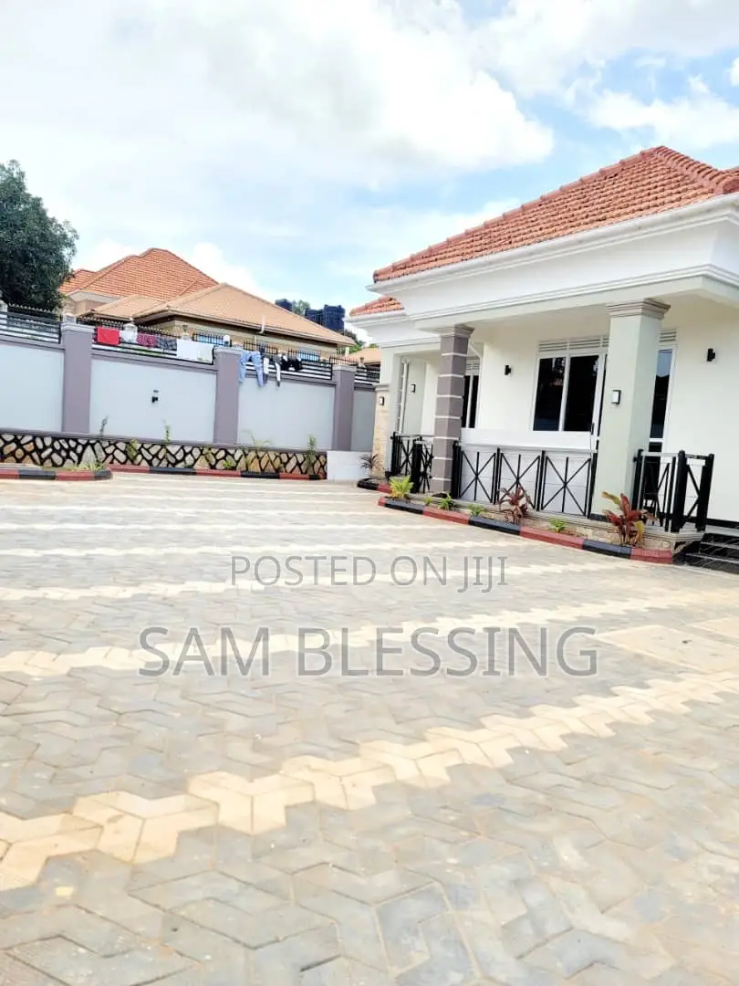 3bdrm House in Kitende Entebbe Road, Central Division for sale