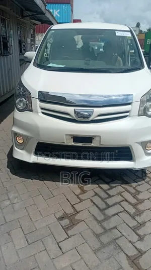 Toyota Noah 2.0 158hp FWD (8 Seater) 2012 White
