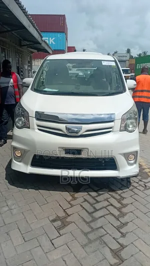 Toyota Noah 2.0 158hp FWD (8 Seater) 2012 White