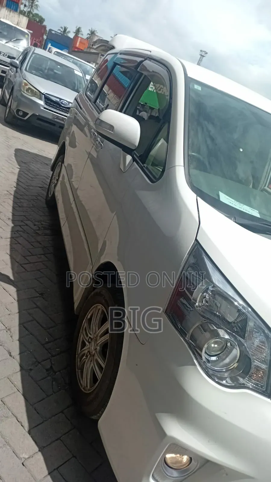 Toyota Noah 2.0 158hp FWD (8 Seater) 2012 White