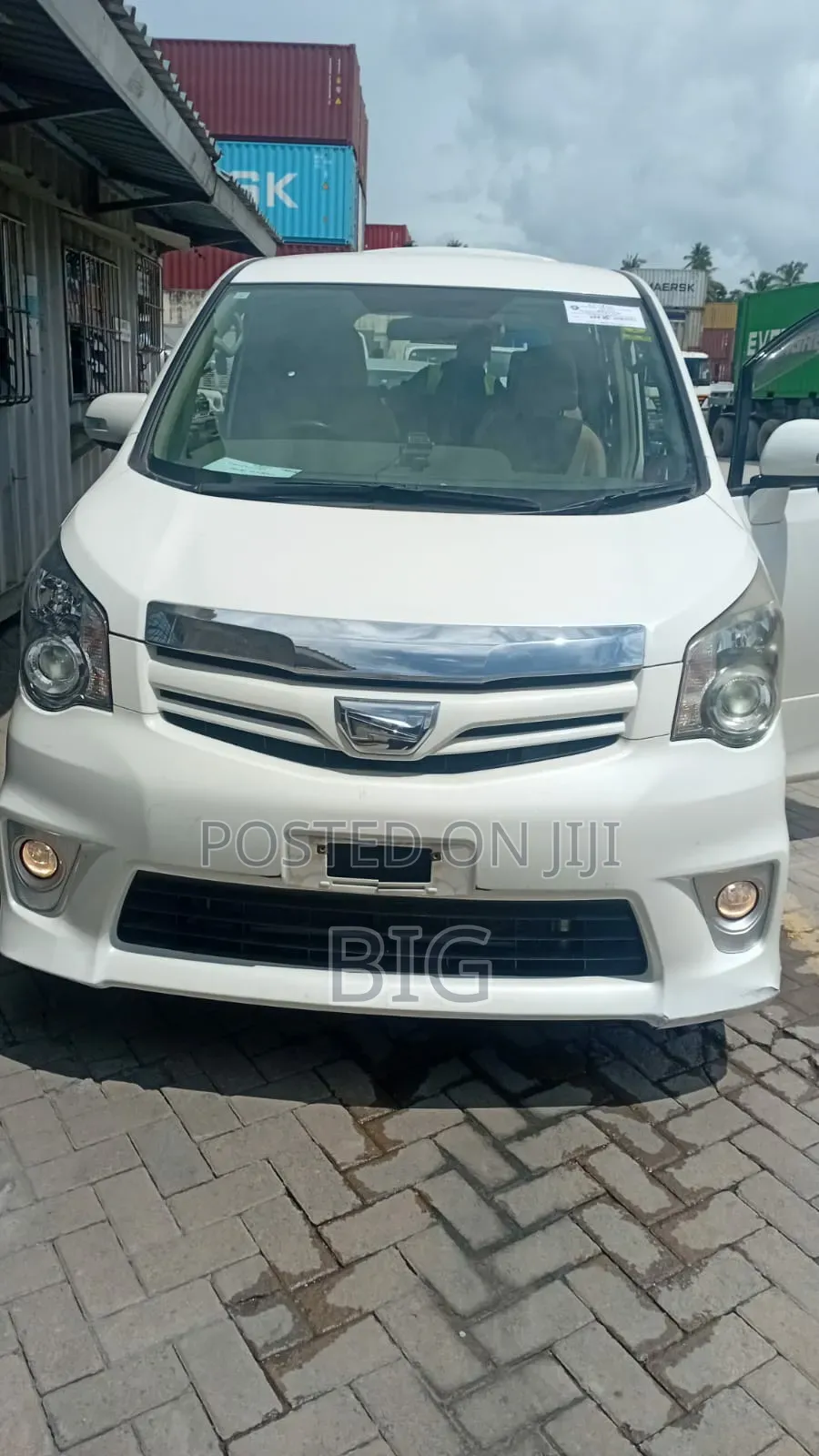 Toyota Noah 2.0 158hp FWD (8 Seater) 2012 White
