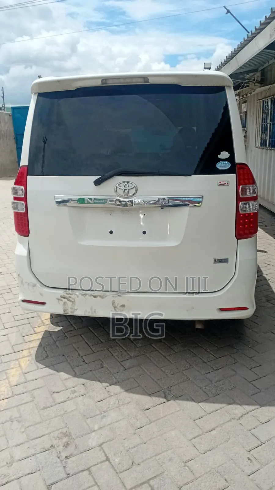 Toyota Noah 2.0 158hp FWD (8 Seater) 2012 White