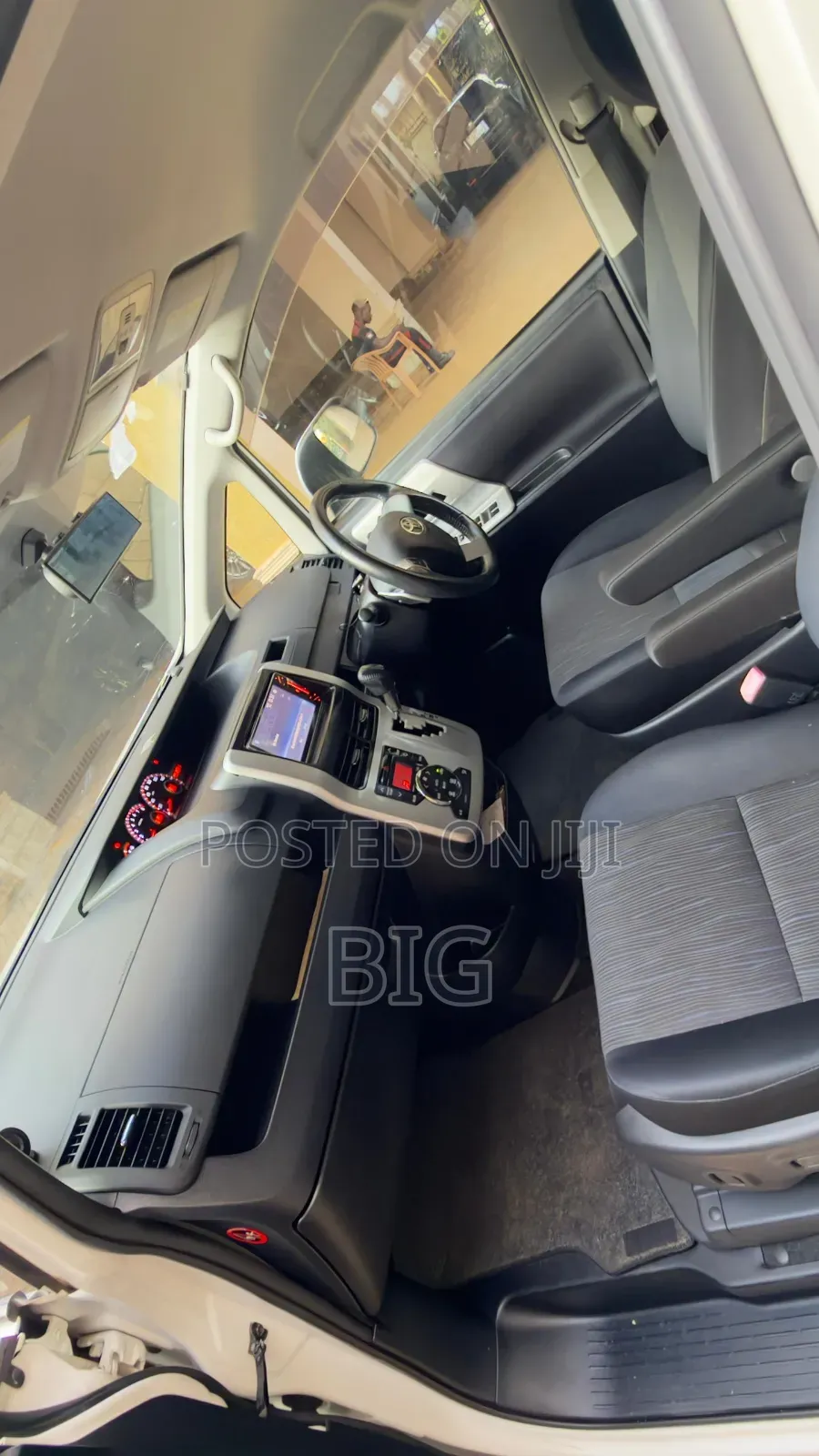 Toyota Noah 2.0 158hp FWD (8 Seater) 2012 White
