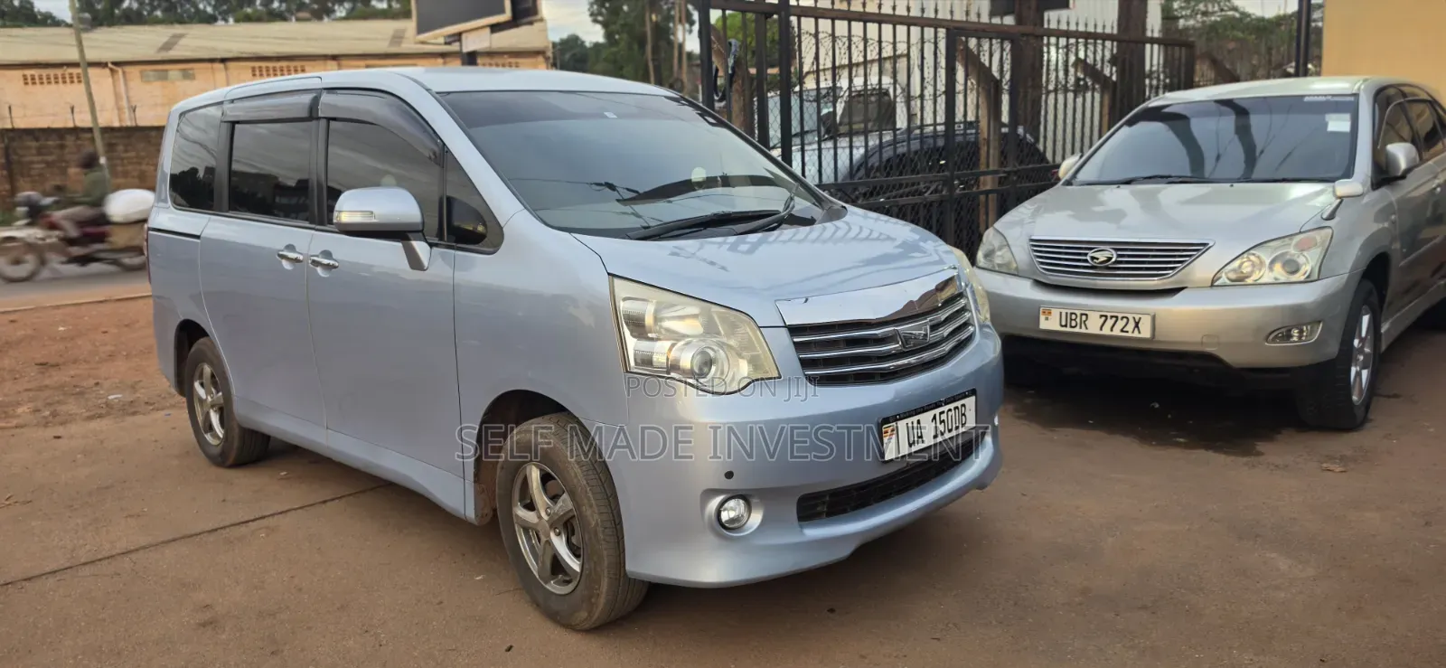 Toyota Noah 2010 Blue