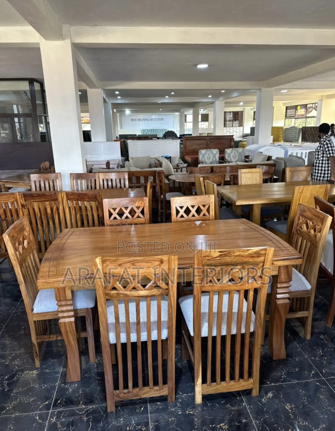 Mugavu Classic 6-Seater Dining Set