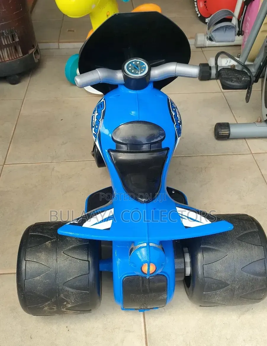 Avigo Bandit 6v Trimoto, a Battery-Operated Ride-on Toy for Children.