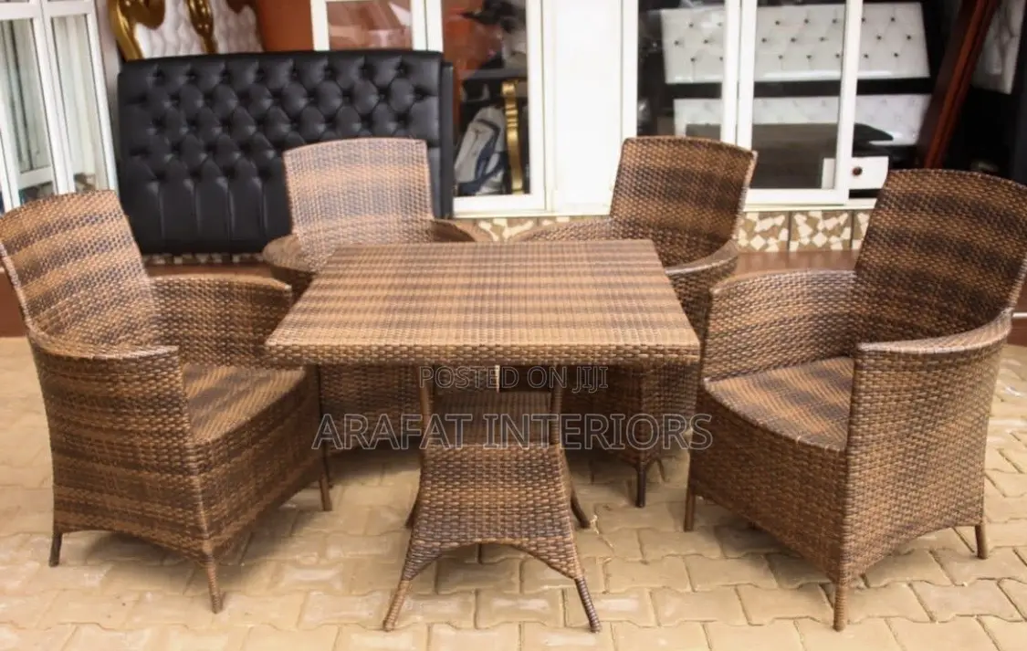 Complete Brown Wicker 4-Seater Dining Set