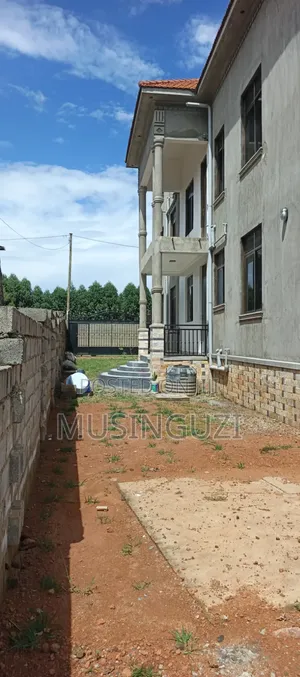 7bdrm Bungalow in Sseguku, Ssabagabo-Makindye for sale