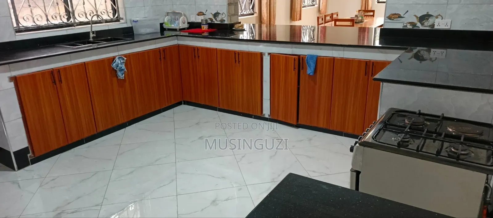 7bdrm Bungalow in Sseguku, Ssabagabo-Makindye for sale