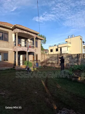5bdrm House in Ssabagabo-Makindye for sale