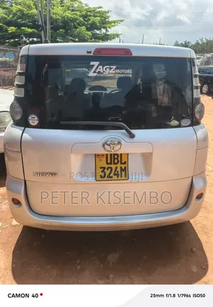 Toyota Sienta 2009 Silver