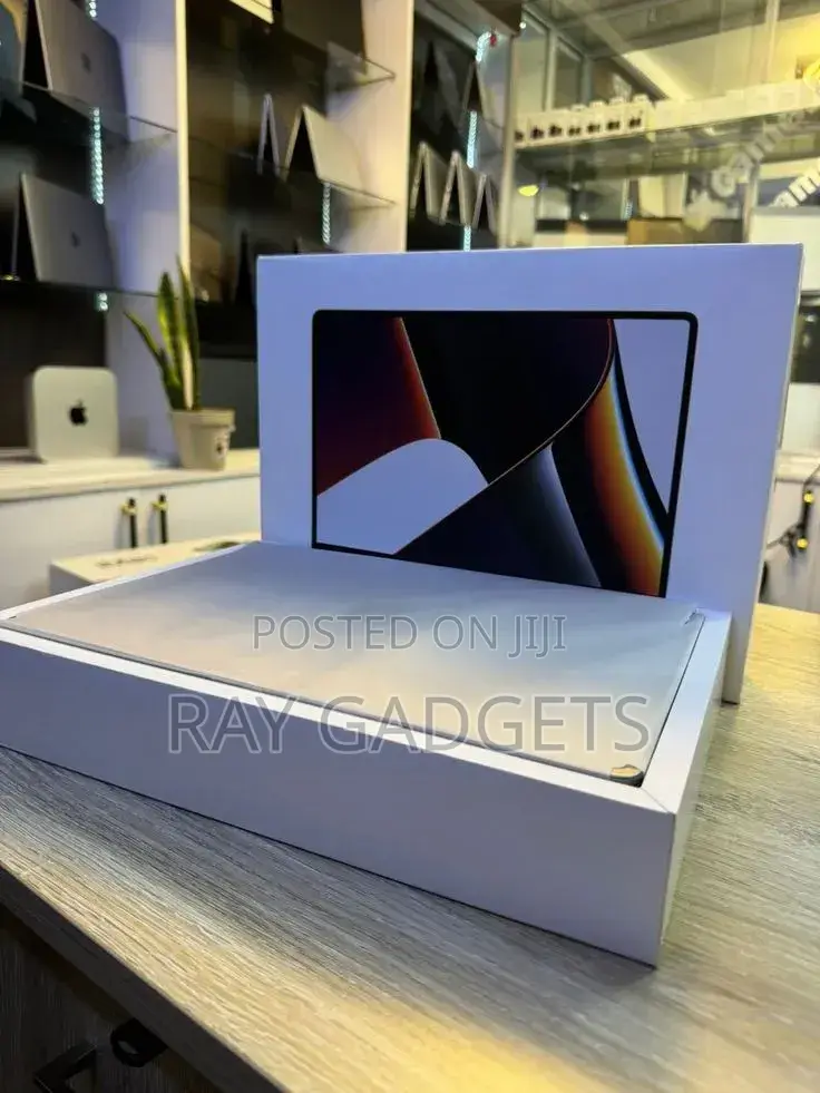 New Laptop Apple MacBook Air 2024 M3 13-inch 16GB Apple M3 Pro SSD 1T