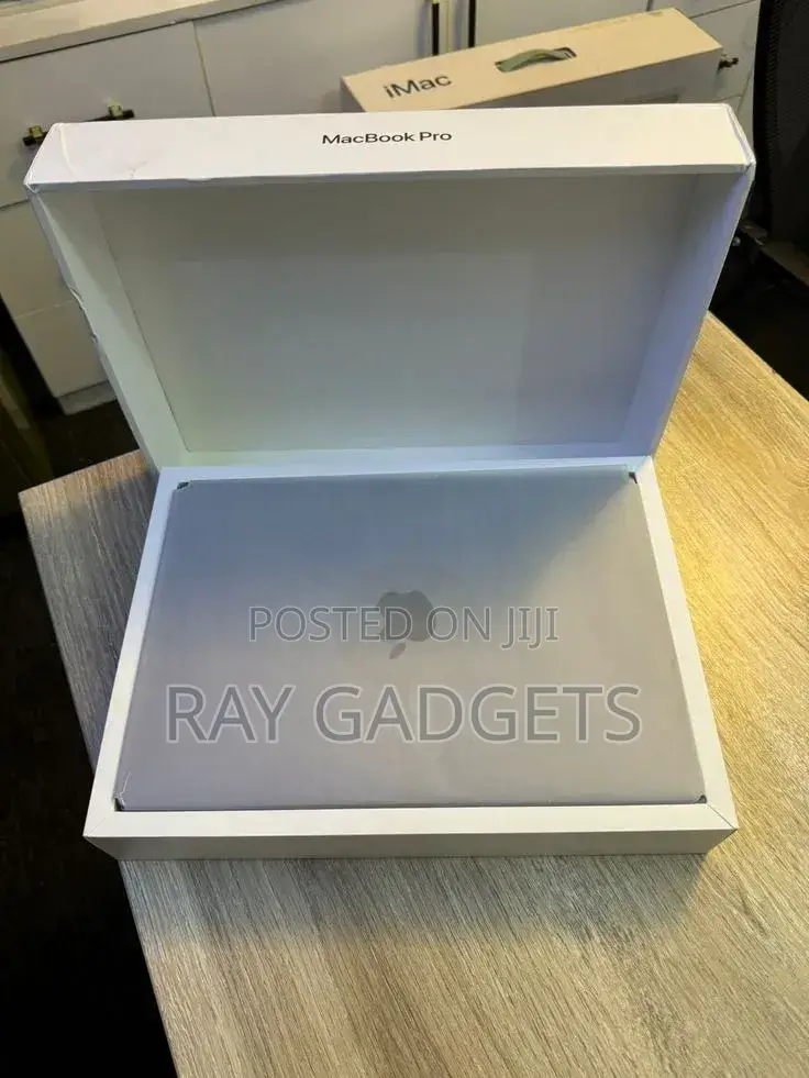 New Laptop Apple MacBook Air 2024 M3 13-inch 16GB Apple M3 Pro SSD 1T