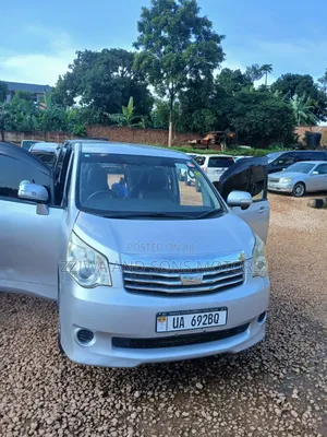 Toyota Noah 2.0 158hp FWD (8 Seater) 2010 Silver