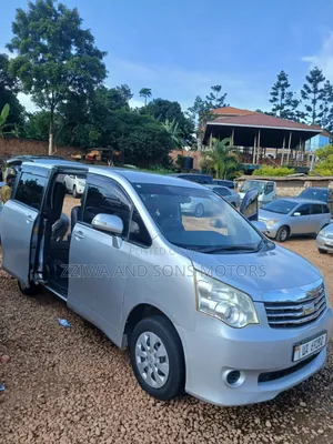 Toyota Noah 2.0 158hp FWD (8 Seater) 2010 Silver