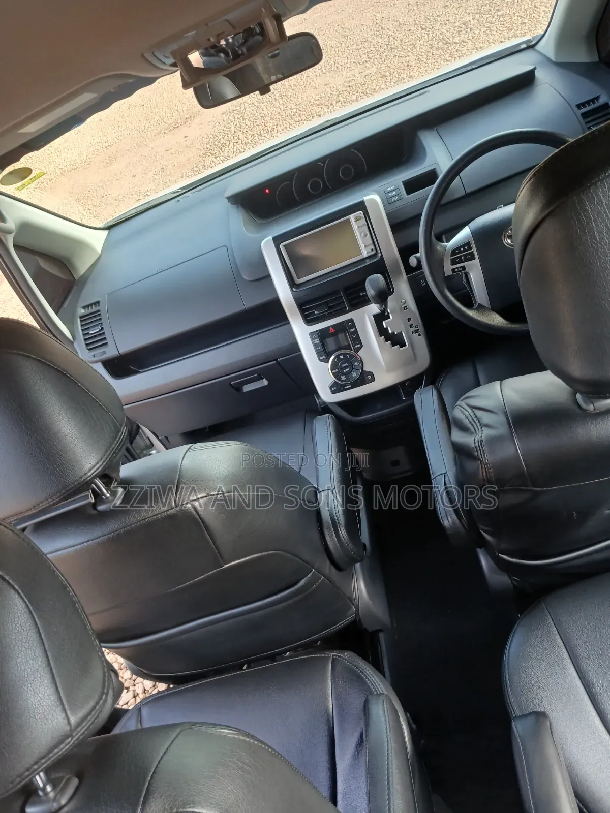 Toyota Noah 2.0 158hp FWD (8 Seater) 2010 Silver