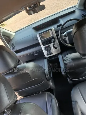 Toyota Noah 2.0 158hp FWD (8 Seater) 2010 Silver