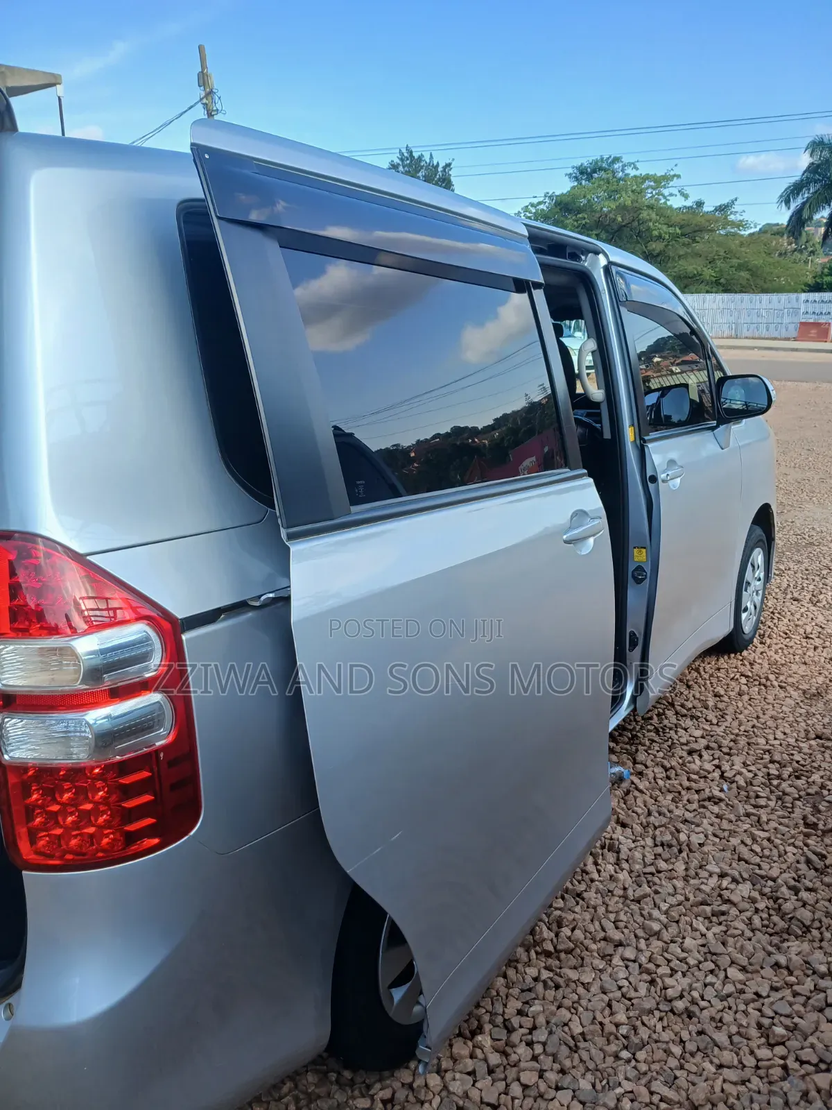 Toyota Noah 2.0 158hp FWD (8 Seater) 2010 Silver