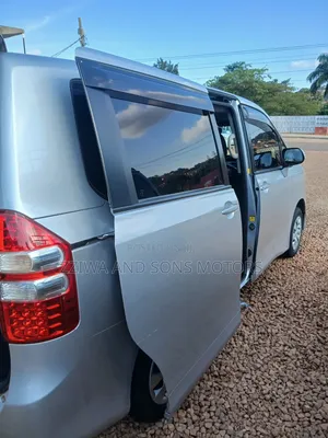 Toyota Noah 2.0 158hp FWD (8 Seater) 2010 Silver