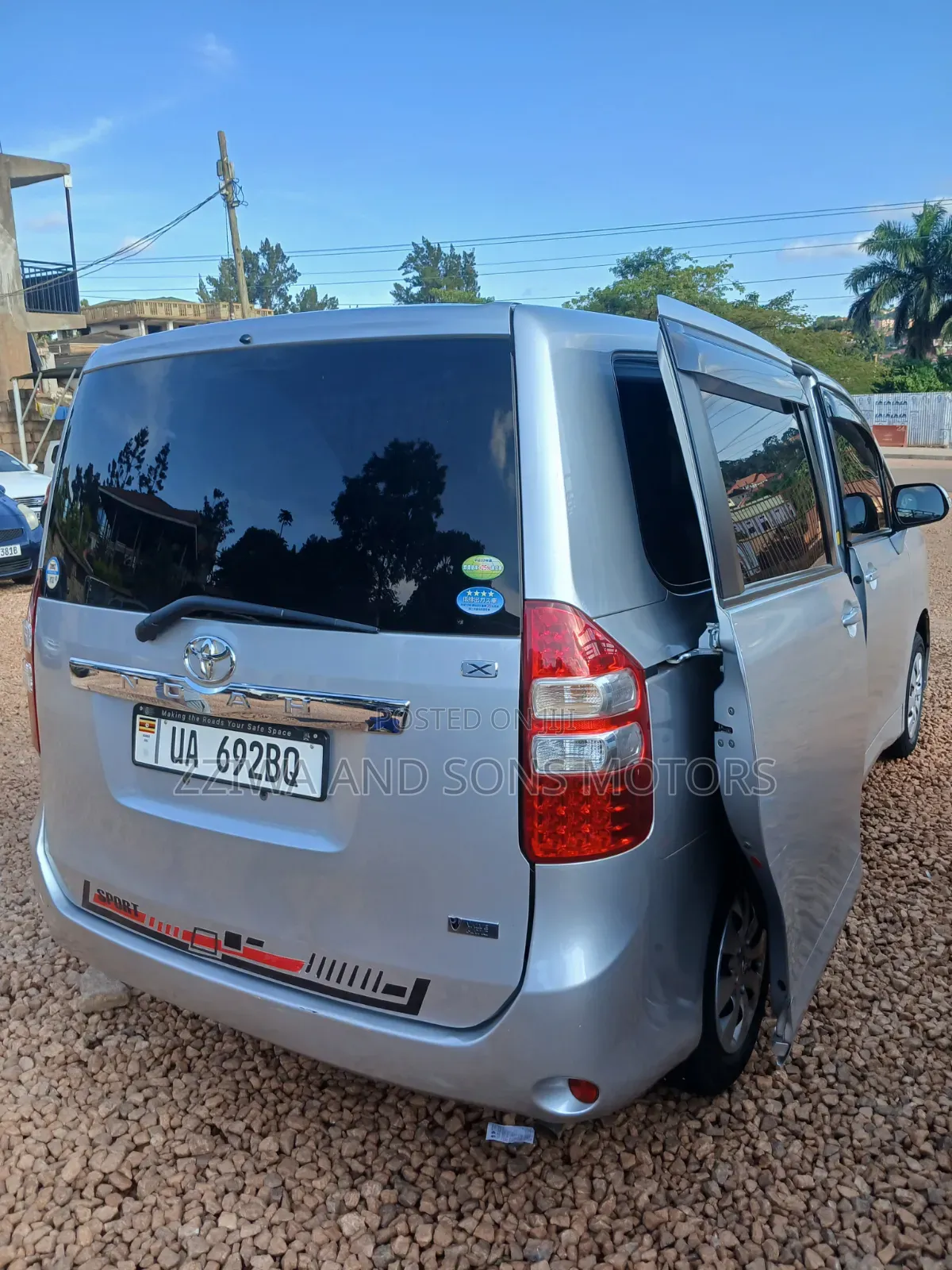 Toyota Noah 2.0 158hp FWD (8 Seater) 2010 Silver