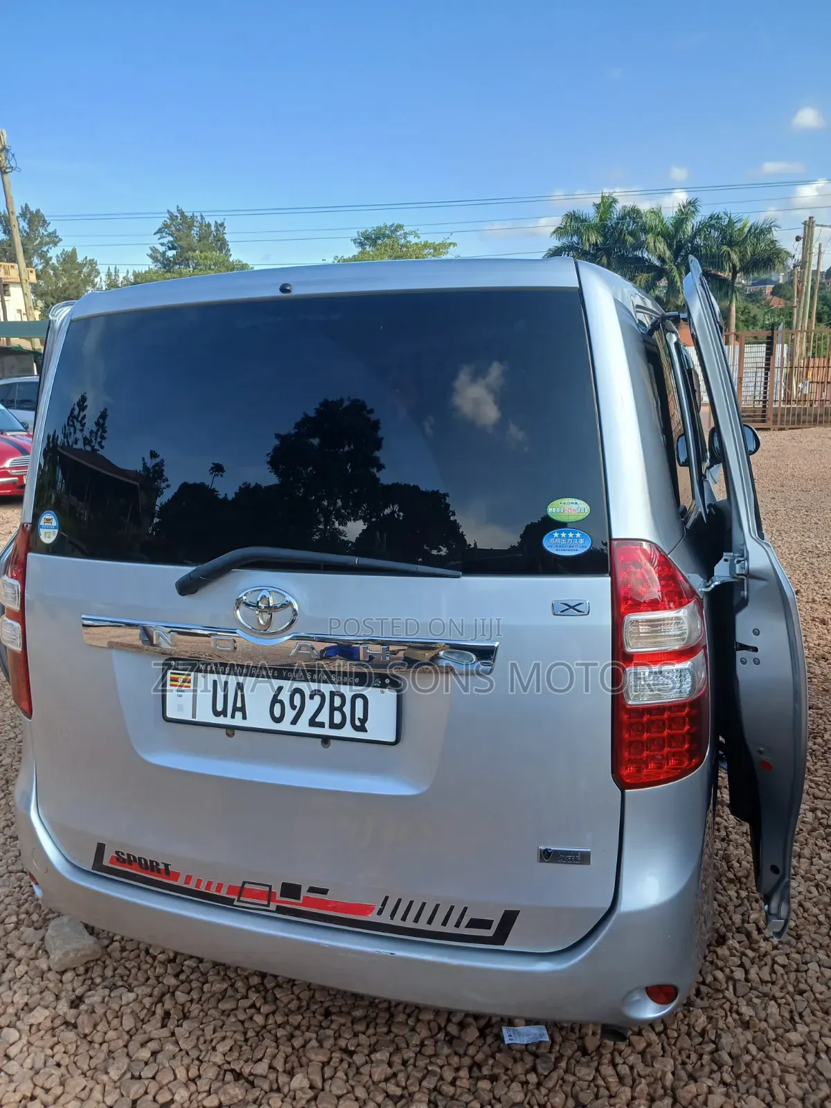 Toyota Noah 2.0 158hp FWD (8 Seater) 2010 Silver