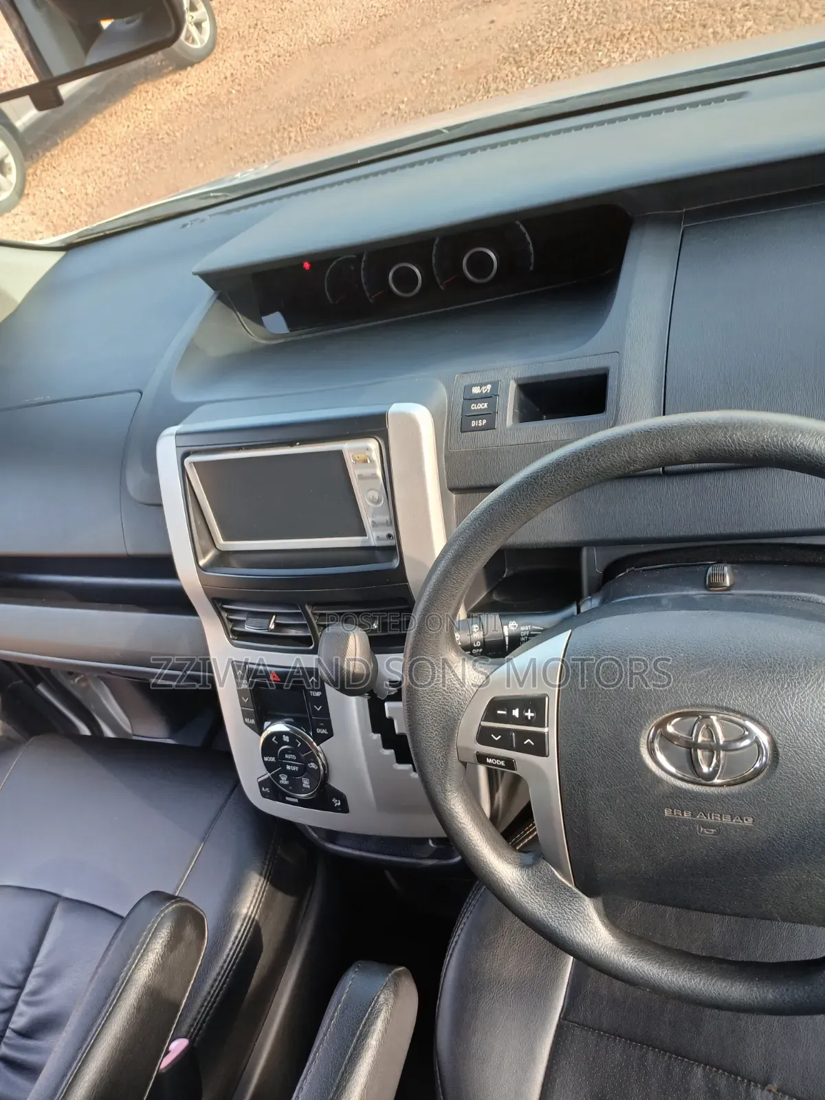Toyota Noah 2.0 158hp FWD (8 Seater) 2010 Silver