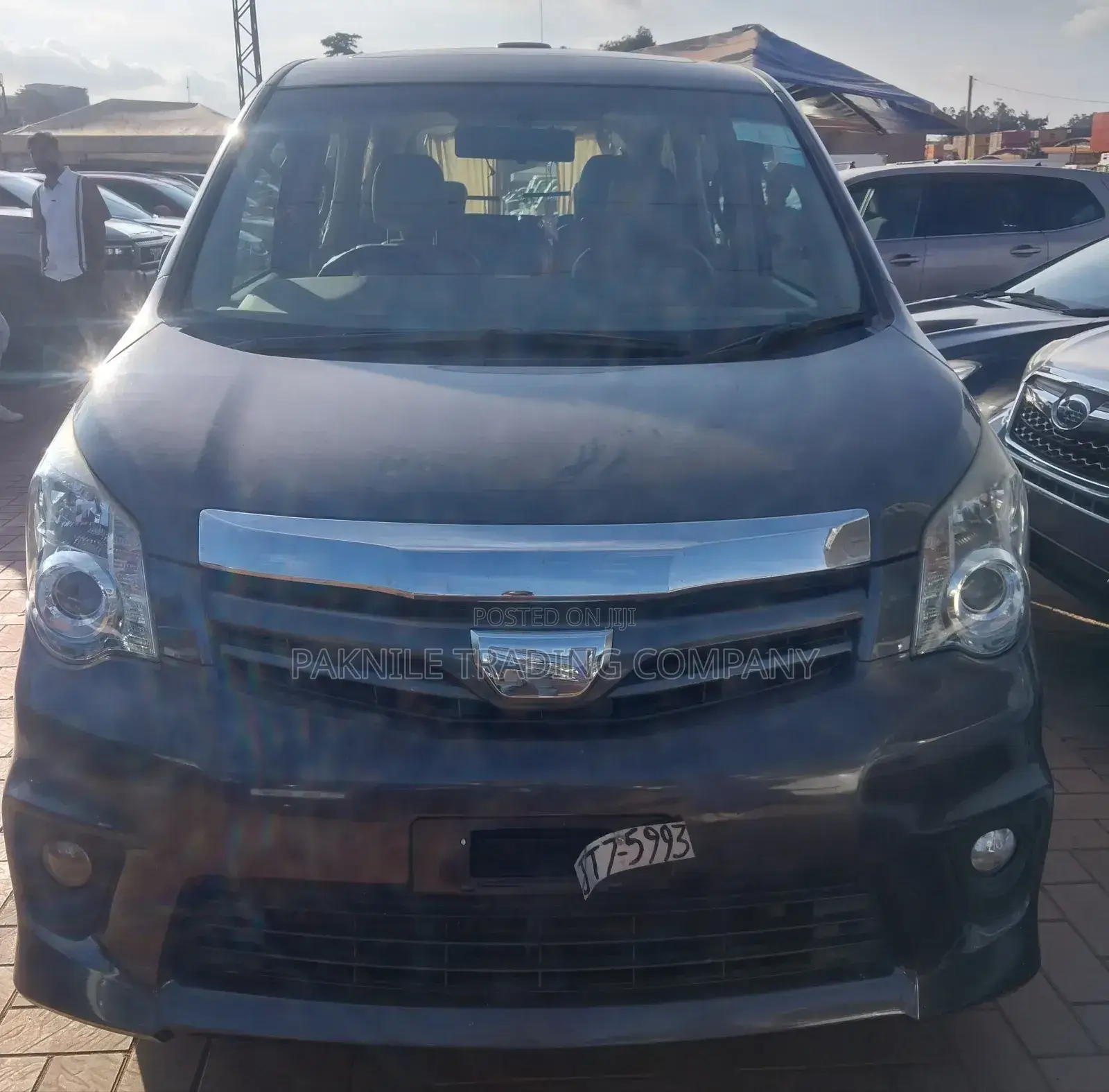 Toyota Noah 2.0 143hp AWD (8 Seater) 2013 Silver