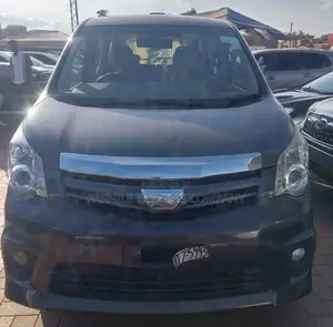 Toyota Noah 2.0 143hp AWD (8 Seater) 2013 Silver
