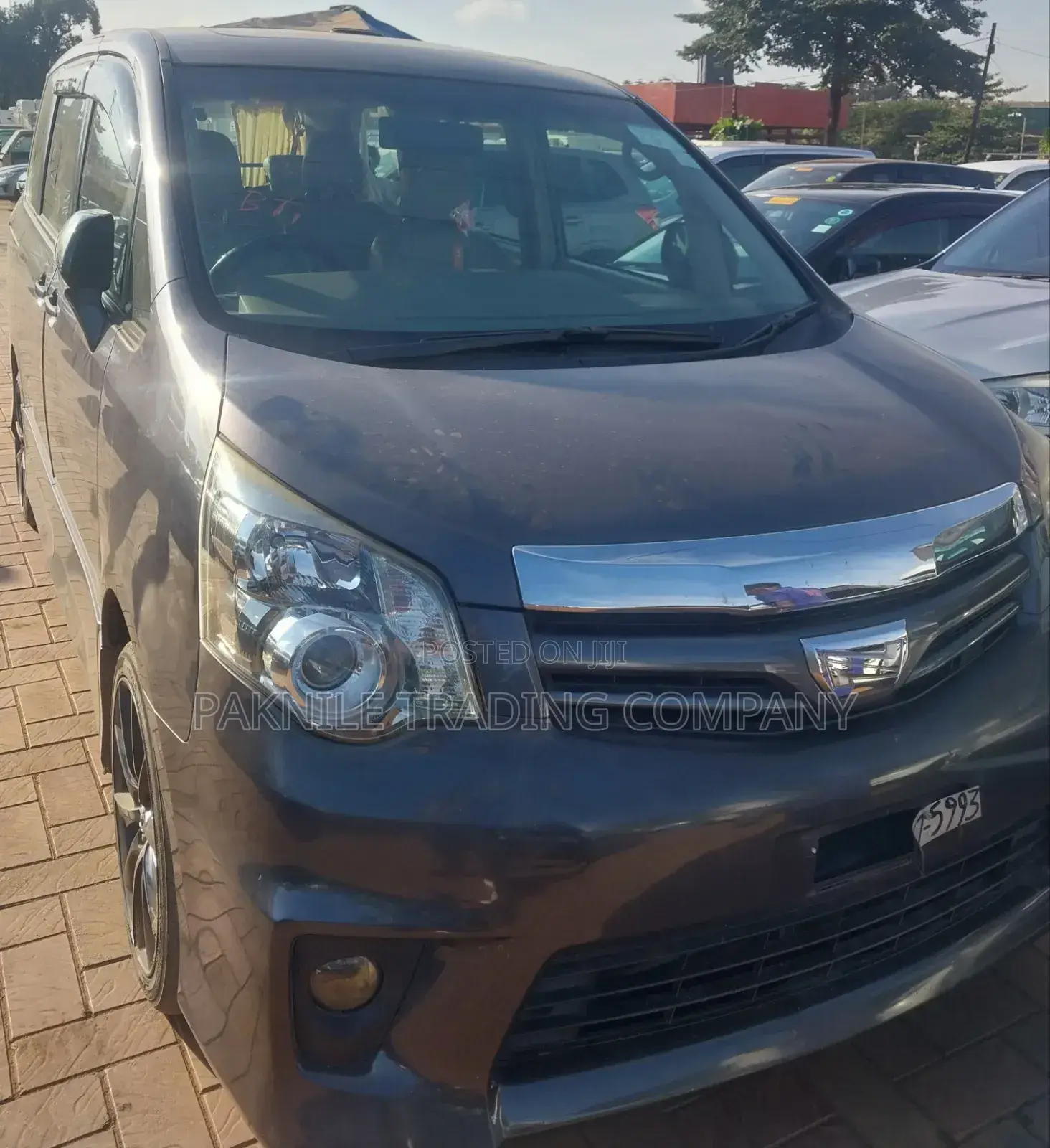 Toyota Noah 2.0 143hp AWD (8 Seater) 2013 Silver