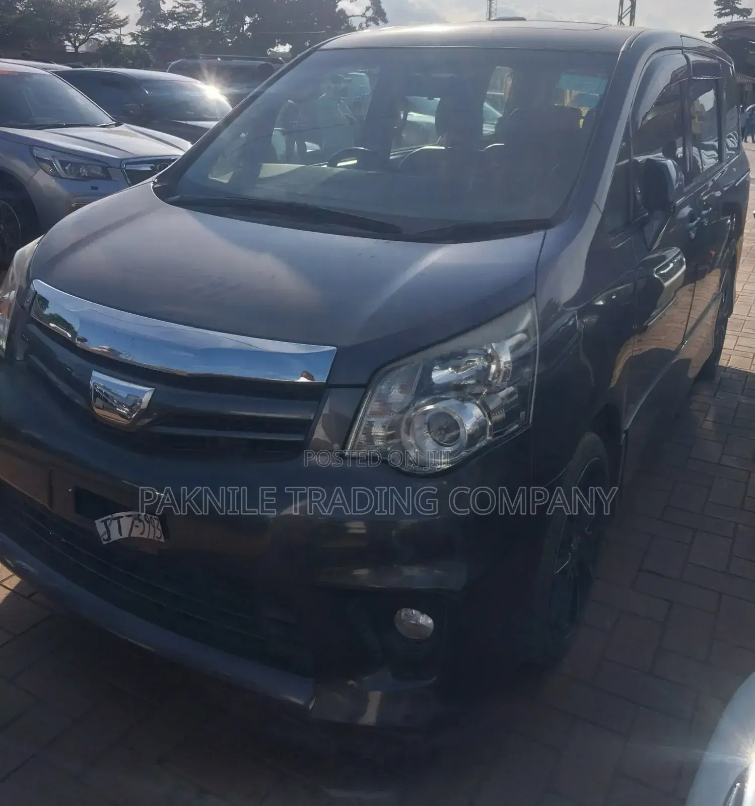 Toyota Noah 2.0 143hp AWD (8 Seater) 2013 Silver