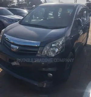 Toyota Noah 2.0 143hp AWD (8 Seater) 2013 Silver