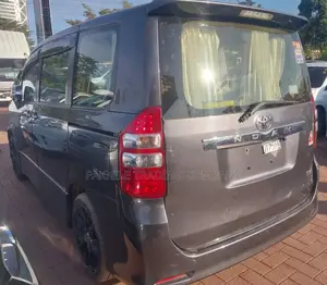 Toyota Noah 2.0 143hp AWD (8 Seater) 2013 Silver