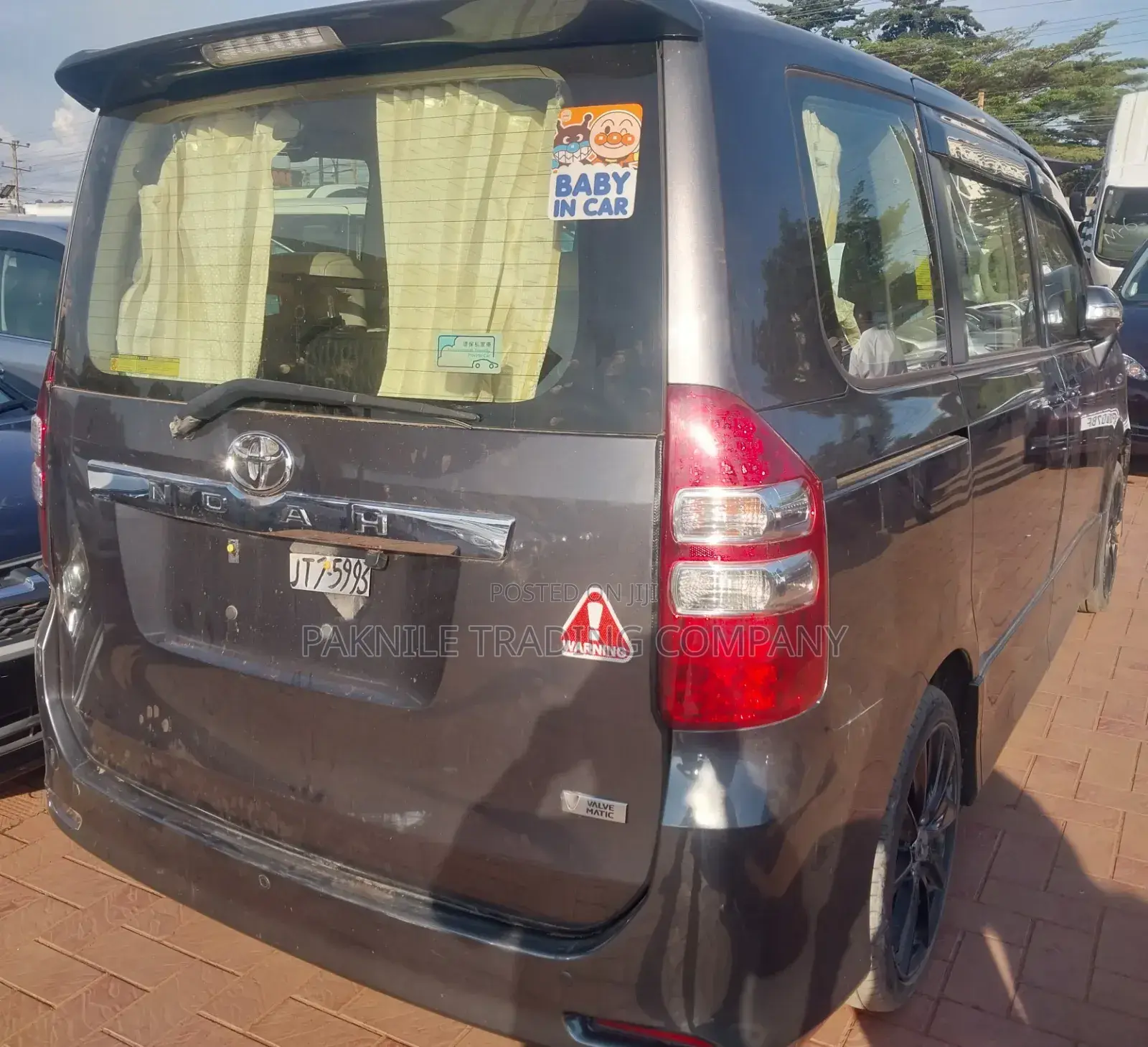 Toyota Noah 2.0 143hp AWD (8 Seater) 2013 Silver