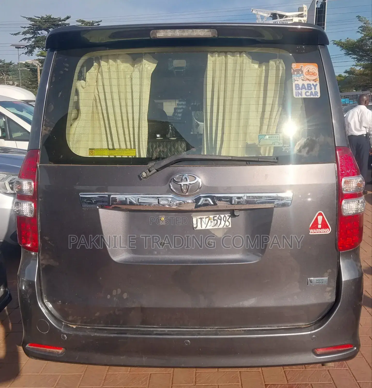 Toyota Noah 2.0 143hp AWD (8 Seater) 2013 Silver