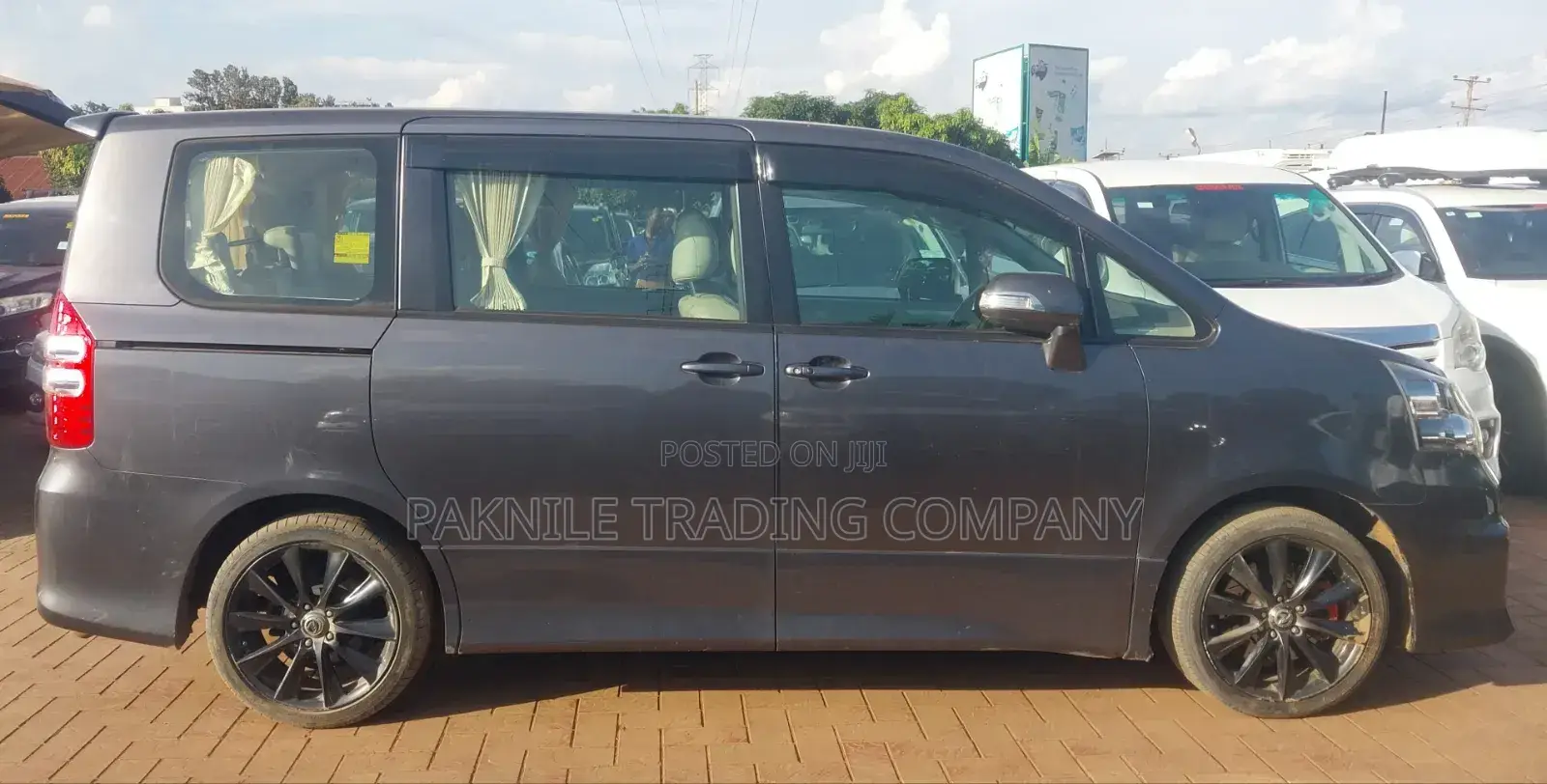 Toyota Noah 2.0 143hp AWD (8 Seater) 2013 Silver