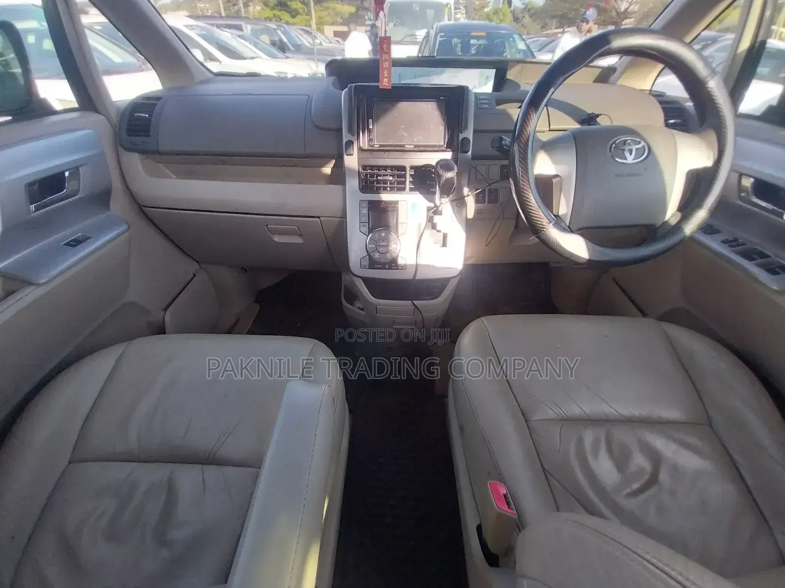 Toyota Noah 2.0 143hp AWD (8 Seater) 2013 Silver